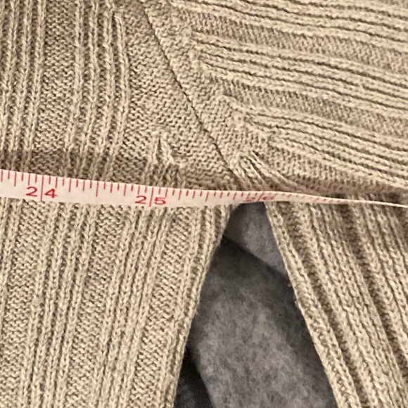 Long sleeve, V-neck, overhead men’s sweater, cream colored in linen/cotton blend - Picture 10 of 11